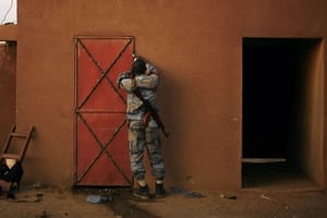 Un soldat malien ferme une cellule dans laquelle des jihadistes sont détenus, à Gao, le 11 février 2013. © Jerome Delay/AP/SIPA