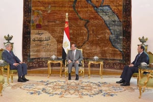 Le maréchal Khalifa Haftar en visite au Caire. © AFP via la présidence égyptienne