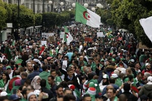 Des manifestants dans les rues d’Alger en mai 2019. © AP Photo/Toufik Doudou
