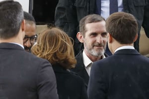 Patrick Picque, à gauche, et Laurent Lassimouillas, à droite, accueillis par le président Emmanuel Macron à l’aéroport de Villacoublay © Francois Guillot/AP/SIPA