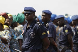 Un groupe de policier béninois à l’aéroport de Cotonou, en 2011 (Archives / Illustration). © Rebecca Blackwell/AP/SIPA