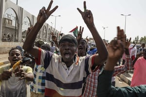 Un groupe de manifestants chante des slogans révolutionnaires contre l’armée à Khartoum, le 2 mai 2019. © Salih Basheer/AP/SIPA