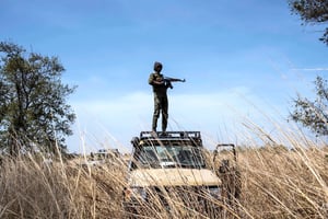 Un militaire béninois lors d’une patrouille dans le nord du pays. © STEFAN HEUNIS/AFP.