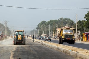 Des ouvriers travaillent à la construction de la route Cotonou-Ouidah, au Bénin, le 19 février 2016. © Gwenn Dubourthoumieu pour Jeune Afrique
