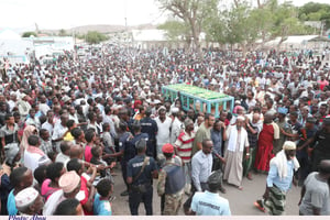 La foule lors de l’enterrement du sultan Abdoulkader Houmed, mercredi 22 mai 2019 à Tadjourah. © DR