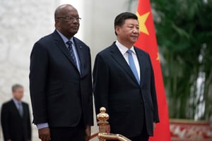 Roch Marc Christian Kaboré, le président burkinabè, avec Xi Jiping, président chinois. © Roman Pilipey/Pool via REUTERS