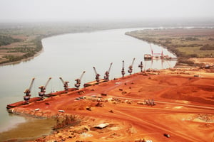 La compagnie SMB a été la première à acheminer la roche par les fleuves, nombreux en Guinée maritime (ici le port de Dapilon, sur le Rio Nunez). © Nicolas Cuquel/SMB/35Nord