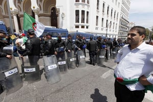 Un manifestant face à un cordon de police devant la Grande Poste, en mai 2019 à Alger. © Anis Belghoul/AP/SIPA