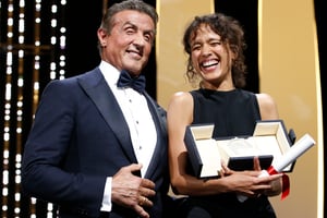 La réalisatrice franco-sénégalaise Mati Diop recevait le grand prix du Festival de Cannes 2019 des mains de l’acteur Sylvester Stallone. © REUTERS/Stephane Mahe