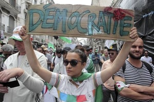 Manifestation à Alger, le 24 mai. La rue algérienne est radicalement contre l’organisation d’une élection présidentielle le 4 juillet prochain. © Fatih Guidoum/AP/SIPA