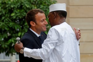 Le président tchadien Idriss Déby Itno et son homologue français Emmanuel Macron, à Paris le 29 mai 2018. © REUTERS/Philippe Wojazer