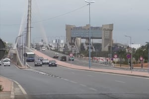 Le pont à haubans de Sidi Maârouf, ouvert à la circulation début mai 2019, avec en arrière-plan le siège d’OCP à Casablanca. © YouTube/Le360Live