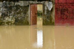 Une cour inondée à Abidjan. © AFP