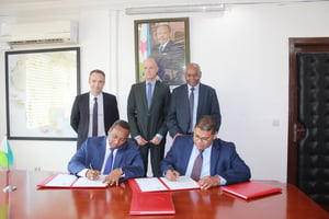 Le ministre de l’Énergie Yonis Ali Guedi (à gauche) et Yooven Mooroven, DG d’Engie Afrique, signant le protocole d’accord pour le développement d’une centrale photovoltaïque, mardi 28 mai à Djibouti. © Ministère de l’énergie et des ressources naturelles de Djbouti