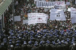 La police faisant face à des étudiants lors dune manifestation à Alger, mardi 28 mai 2019. © Fateh Guidoum/AP/SIPA