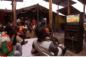 Supporters ivoiriens devant un match de football, à Abidjan, en février 2006. © SCHALK VAN ZUYDAM/AP/SIPA
