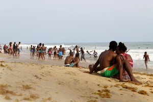 Sur la plage à Grand-Bassam, en Côte d’Ivoire. © Youenn Gourlay pour JA