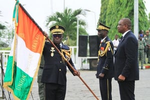 Prise de fonctions du général Doumbia (portant le drapeau), en présence de Hamed Bakayoko (en civil), le 31 décembre 2018. © DR