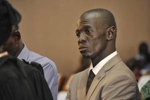 (FILES) This file photo taken on November 30, 2016 shows Malian former army captain Amadou Sanogo, who staged a military coup in Mali in 2012 and is charged with the murder of several soldiers whose bodies were found in a mass grave, attending his trial in Sikasso, Mali. The trial of Sanogo is postponed until 2017, announced the lawyers of the civil party on December 8, 2016. Sanogo, who faces the death penalty, led the 2012 coup that toppled president Amadou Toumani Toure as the country grappled with a rebellion by Tuareg people that led the way to a jihadist takeover in its vast arid north. He is on trial for the deaths of troops who a month later in 2012 staged a failed counter-coup. Some 20 bodies were found in December 2013 in a mass grave near Sanogo’s headquarters. / AFP PHOTO © AFP