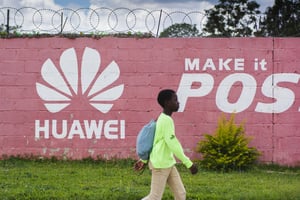 Un mur peint aux couleurs de Huawei en Zambie. © Waldo Swiegers/Bloomberg/Getty