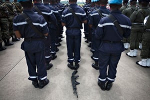 Des policiers camerounais sur l’aéroport de Douala, en 2009 (image d’illustration). © REUTERS/Finbarr O’Reilly