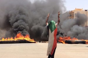 Un manifestant à Khartoum, le 3 juin, alors que le Conseil militaire a envoyé la troupe pour disperser les contestataires. © AP/SIPA