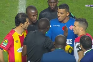 Altercation après la décision de l’arbitre d’invalider un but du Wydad Casablanca face à l’Espérance de Tunis, vendredi 31 mai en finale retour de Ligue des champions africaine. © YouTube/Spectrum TV