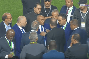 Le président de la CAF, Ahmad Ahmad (au centre), en discussion sur la pelouse lors de la finale de Ligue des champions entre l’Espérance sportive de Tunis et le Wydad Casablanca, vendredi 31 mai 2019. © YouTube/Spectrum TV