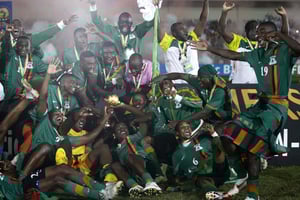 Les joueurs zambiens et le staff célèbrent leur victoire de la CAN 2012, au stade de l’Amitié à Libreville au Gabon, le 12 février 2012. © Rebecca Blackwell/AP/Sipa
