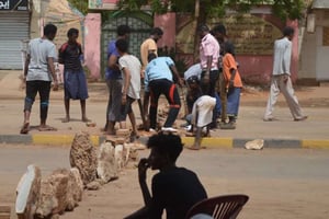 Une barricade érigée par des contestataires pour ralentir l’avancée de l’armée et des milices, le 5 juin dans une rue de Khartoum. © Mohammed Najib/AP/SIPA