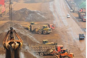 Déchargement de minerai de fer (photo d’illustration) © AP/SIPA