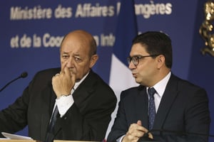 Les ministres des Affaires étrangères français et marocain, Jean-Yves Le Drian et Nasser Bourita (à dr.) en conférence de presse à Rabat, le 9 octobre 2017. © Mosa’ab Elshamy/AP/SIPA