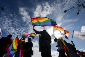 Le drapeau arc-en-ciel de la communauté LGBTQ. © Andreea Alexandru/AP/SIPA