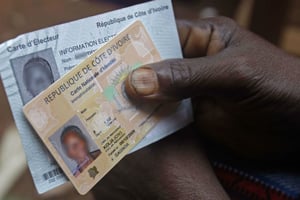 Une femme en possession de sa carte d’identité durant des élections dans la ville de Gagnoa, en Côte d’Ivoire, le dimanche 28 novembre 2010. © Schalk van Zuydam/AP/SIPA