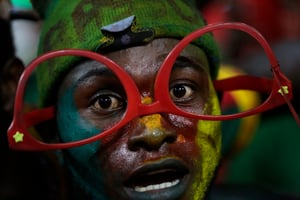 Un supporter camerounais durant la CAN 2017 au Gabon. © Sunday Alamba/AP/SIPA
