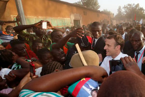 Le président français Emmanuel Macron visitant une école à Ouagadougou, en novembre 2017. © Philippe Wojazer/REUTERS