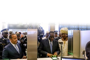 Le président sénégalais, Macky Sall, se pliant au processus d’identification lors de l’ouverture de l’aéroport Blaise-Diagne, le 7 décembre 2017. © HO/PRESIDENT’S OFFICE/AFP