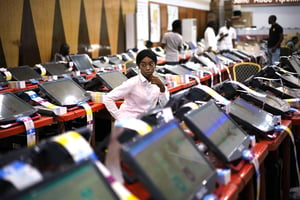 Des agents de la Commission électorale surveillant l’impression des bulletins issus des machines à voter, le 23 décembre 2018, à Kinshasa. © Jerome Delay/AP/SIPA