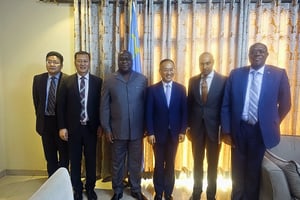 Félix Tshisekedi et Chen Xiaodong, le vice-ministre chinois des Affaires étrangères (au centre). © DR