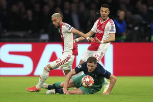 Les deux joueurs marocains Hakim Ziyech et Noussair Mazraoui avec leur club de l’Ajax, le 8 mai 2019. © Peter Dejong/AP/SIPA