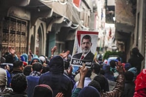 Le portrait de l’ex-président Morsi brandi dans les rues du Caire, en 2015. © AP Photo/Hesham Elkhoshny