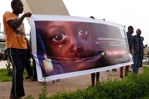 Lors d’une cérémonie en mémoire des victimes du massacre de Sobane Da, le 15 juin 2019 au Monument de la Paix à Bamako. © REUTERS/Annie Risemberg