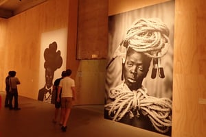 Autoportraits de la militante LGBT sud-africaine Zanele Muholi, à l’Arsenal, à la Biennale de Venise 2019. © Nicolas Michel pour JA