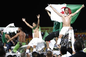 Rafik Saifi, à droite, célèbre la victoire de l’Algérie face l’Égypte lors des qualification pour le Mondial 2010. © Nasser Nasser/AP/Sipa