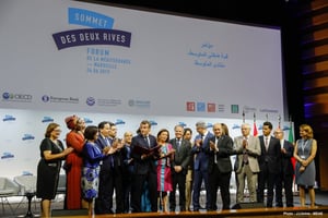 Le président français Emmanuel Macron (au centre), avec les ministres des Affaires étrangères de pays de la rive sud et nord de la Méditerranée, au Sommet des deux rives, le 24 juin 2019 à Marseille. © Compte Twitter officiel France Diplomatie