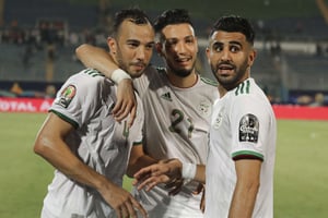 Les joueurs algériens célébrant leur victoire face au Kenya (2-0), dimanche 23 juin au Caire. © Hassan Ammar/AP/SIPA