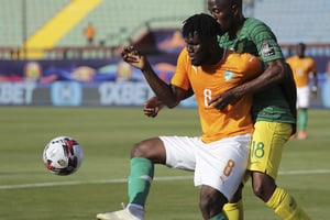 L’Ivoirien Franck Kessie au duel avec le Sud-africain Sandile Hlanti, le 24 juin 2019 au Caire. © Hassan Ammar/AP/SIPA