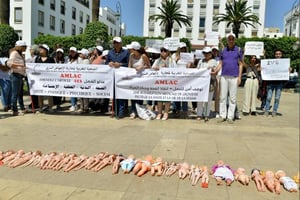 Des manifestants, le 25 juin 2019 à Rabat, pour demander une refonte de la loi sur l’interruption volontaire de grossesse (IVG). © AFP