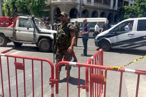 Un militaire tunisien près du lieu de l’explosion qui s’est produite jeudi 27 juin en centre-ville de Tunis. © REUTERS/Zoubeir Souissi