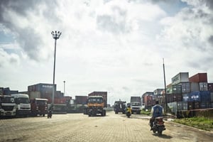 L’engorgement du port de Douala est l’un des freins au développement du trafic. © Max MBAKOP TCHIKAPA pour JA